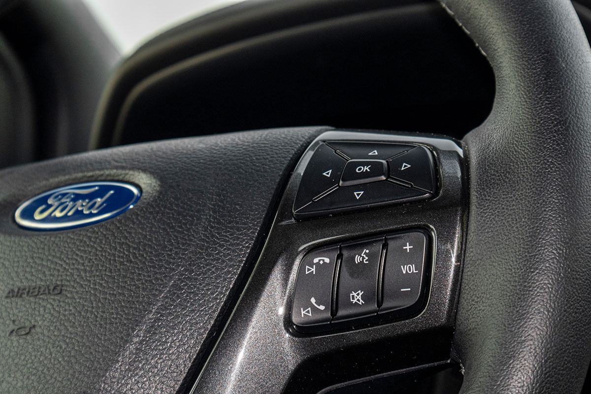 Đánh giá xe Ford Everest Titanium 2.0L Bi-Turbo 2019: Kết nối Bluetooth rảnh tay.
