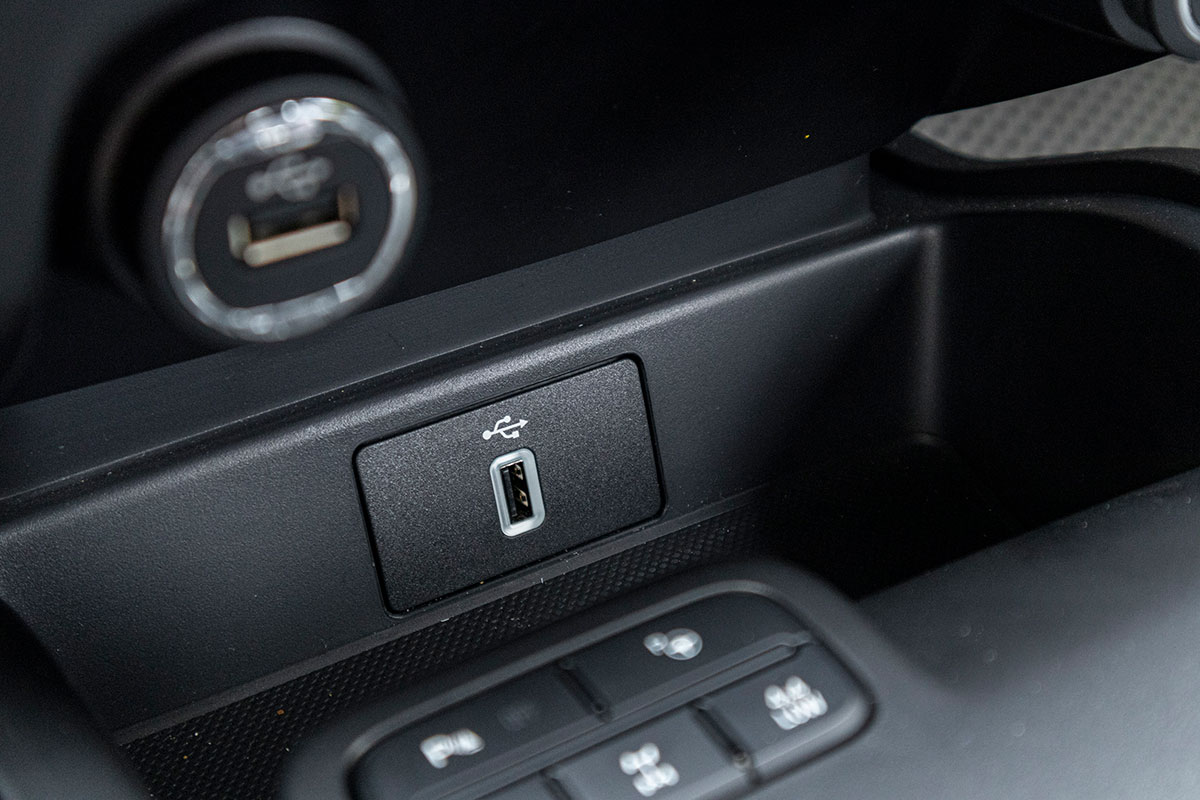 Đánh giá xe Ford Everest Titanium 2.0L Bi-Turbo 2019: Cổng kết nối Android Auto và Apple CarPlay.
