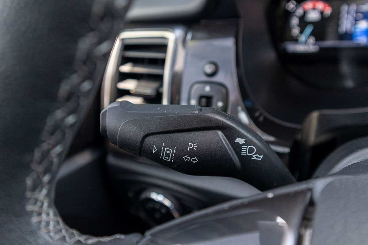 Đánh giá xe Ford Everest Titanium 2.0L Bi-Turbo 2019: Hệ thống cảnh báo chệch làn đường.