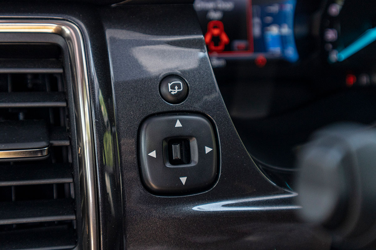 Đánh giá xe Ford Everest Titanium 2.0L Bi-Turbo 2019: Gương gập và chỉnh điện.