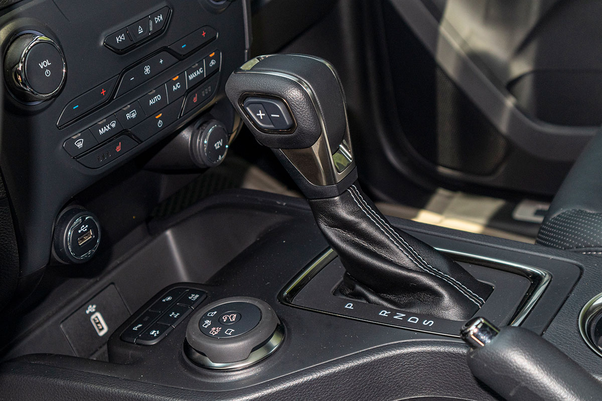 Đánh giá xe Ford Everest Titanium 2.0L Bi-Turbo 2019: Hộp số tự động 10 cấp.