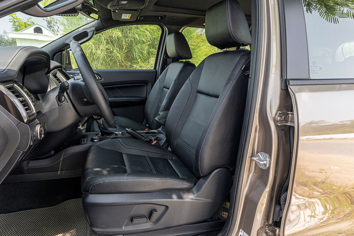 Đánh giá xe Ford Everest Titanium 2.0L Bi-Turbo 2019: Hàng ghế trước.