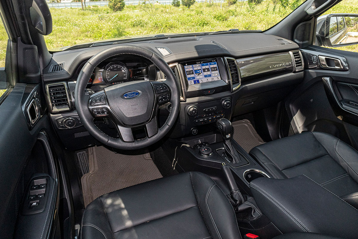 Đánh giá xe Ford Everest Titanium 2.0L Bi-Turbo 2019: Nội thất.
