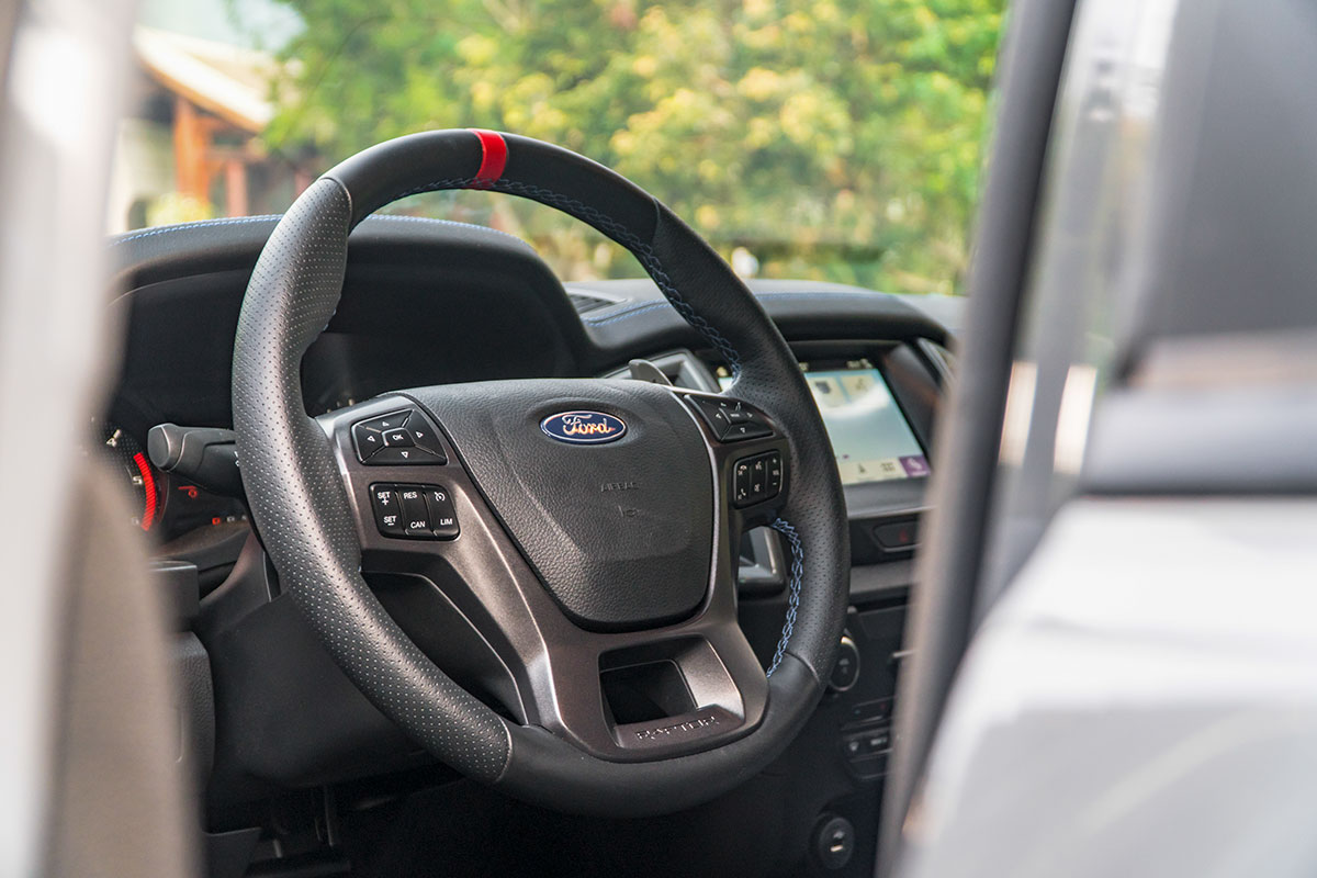 Đánh giá xe Ford Ranger Raptor 2019 về vô-lăng.