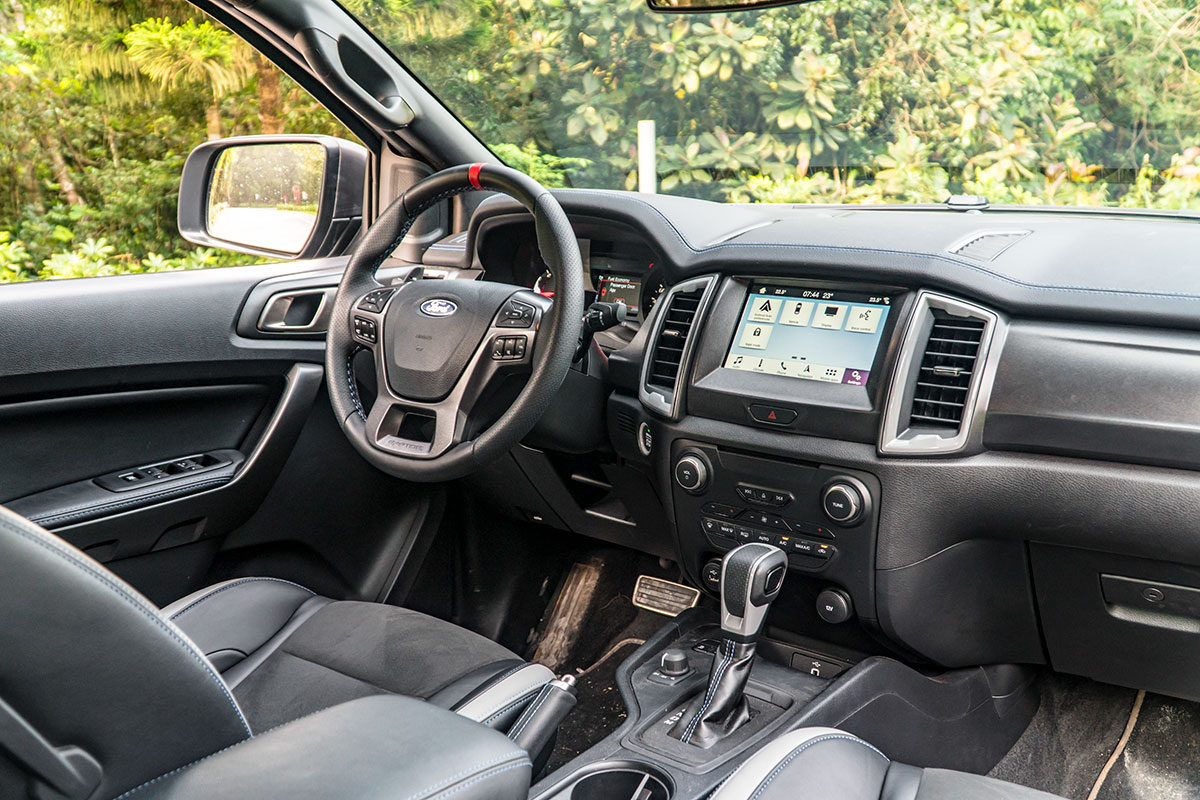 Đánh giá xe Ford Ranger Raptor 2019 về trang bị tiện nghi 2