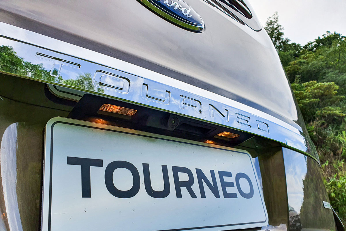 Đánh giá xe Ford Tourneo 2019: Ốp crôm trang trí to bản với dòng chữ Tourneo được dập chìm.