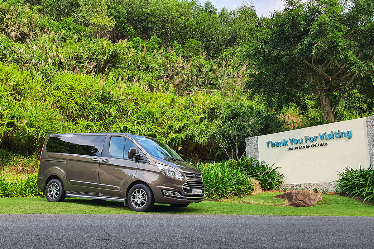 Đánh giá xe Ford Tourneo 2019: Tổng thể chiếc xe trông khá lớn.