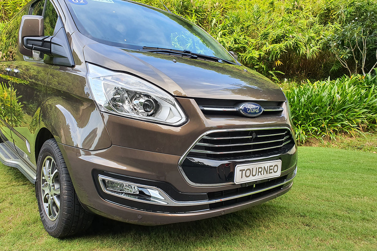 Đánh giá xe Ford Tourneo 2019: Lưới tản nhiệt cỡ lớn đặt ở vị trí thấp.