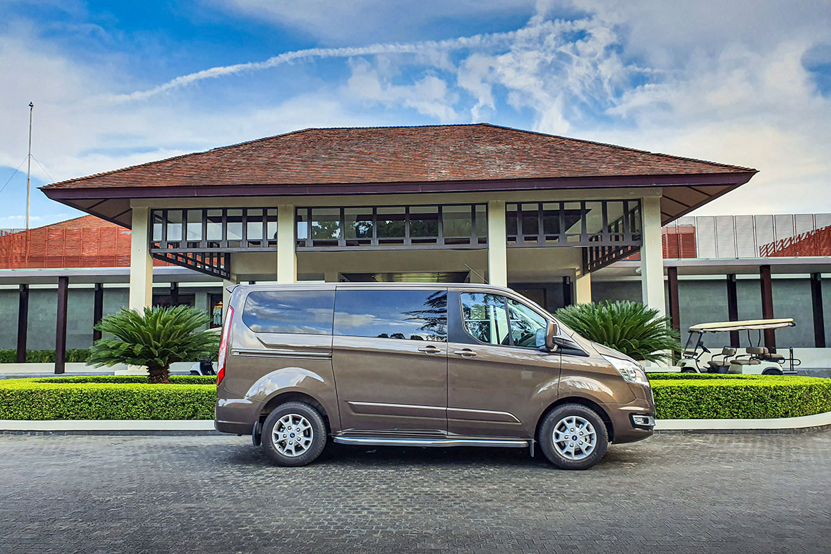 Đánh giá xe Ford Tourneo 2019: Thân xe toát lên vẻ cứng cáp và cơ bắp.