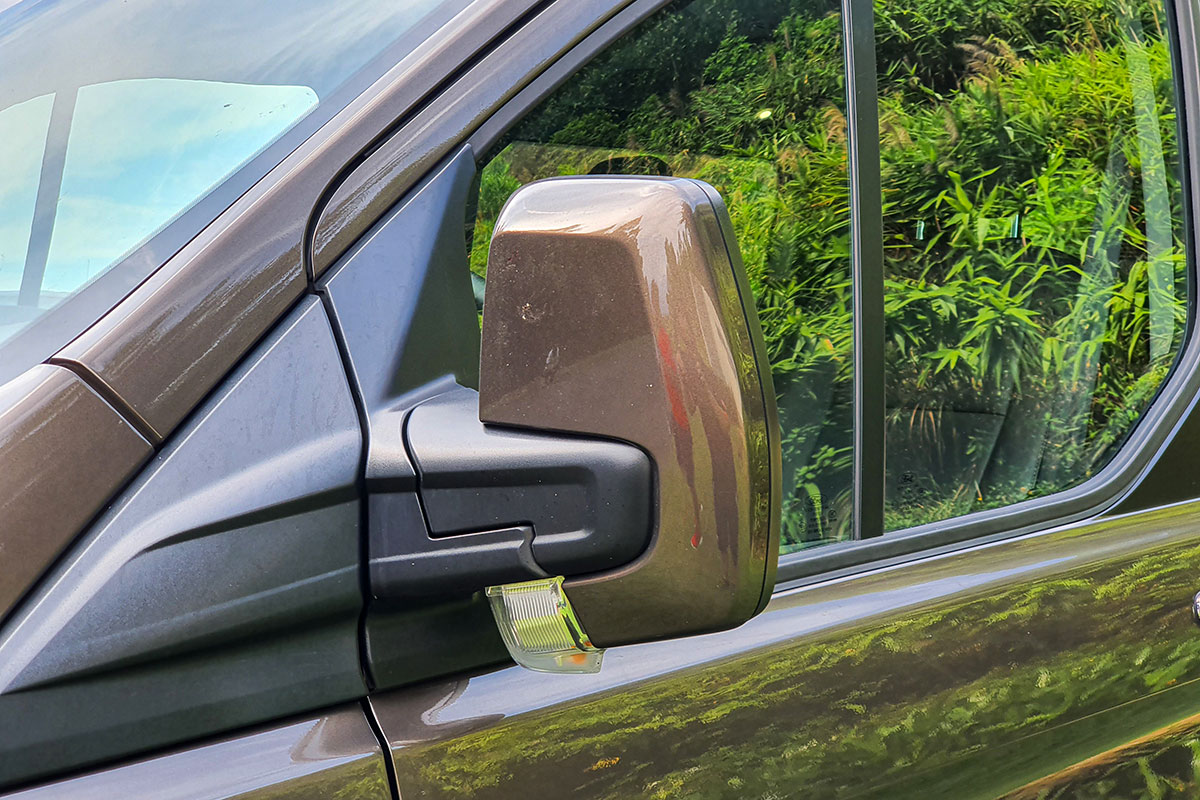 Đánh giá xe Ford Tourneo 2019: Gương chiếu hậu gập điện tích hợp xi-nhan.