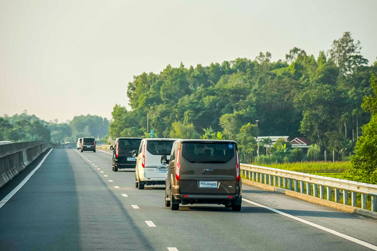 Đánh giá xe Ford Tourneo 2019: Hành trình trải nghiệm Đà Nẵng - Lăng Cô.