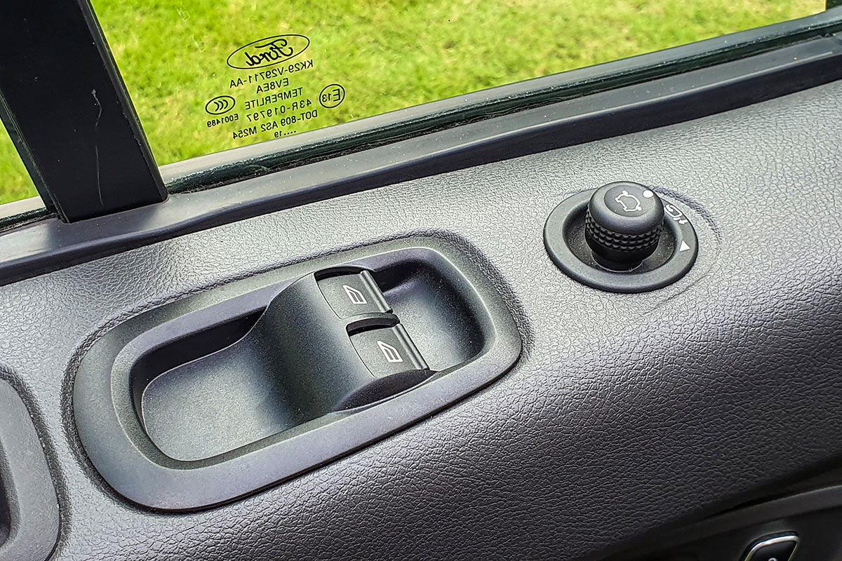Đánh giá xe Ford Tourneo 2019: Điều chỉnh lên kính và gương gập điện.
