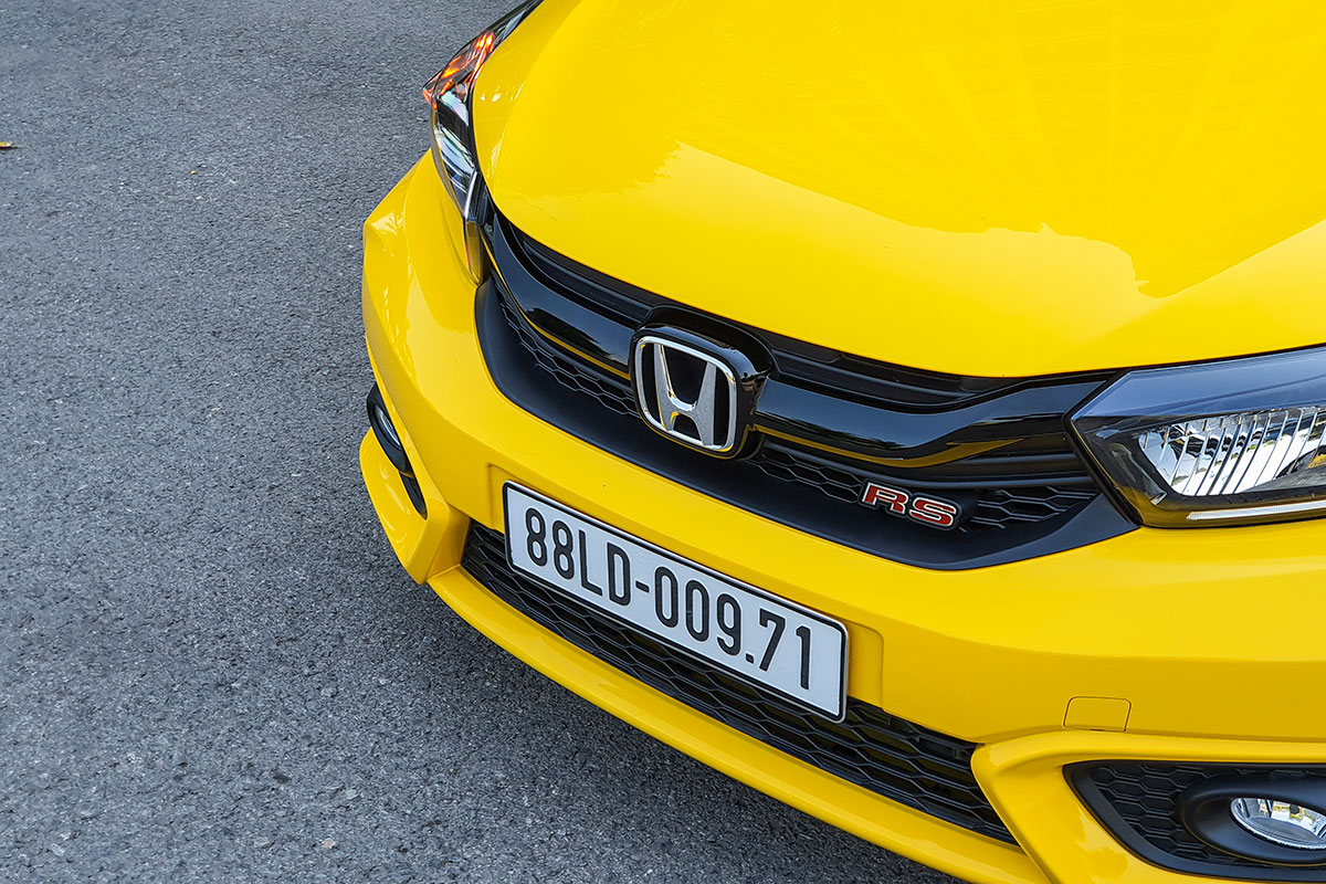 Đánh giá xe Honda Brio 2019: Phiên bản RS lưới tản nhiệt được sơn đen bóng với logo RS phía dưới.