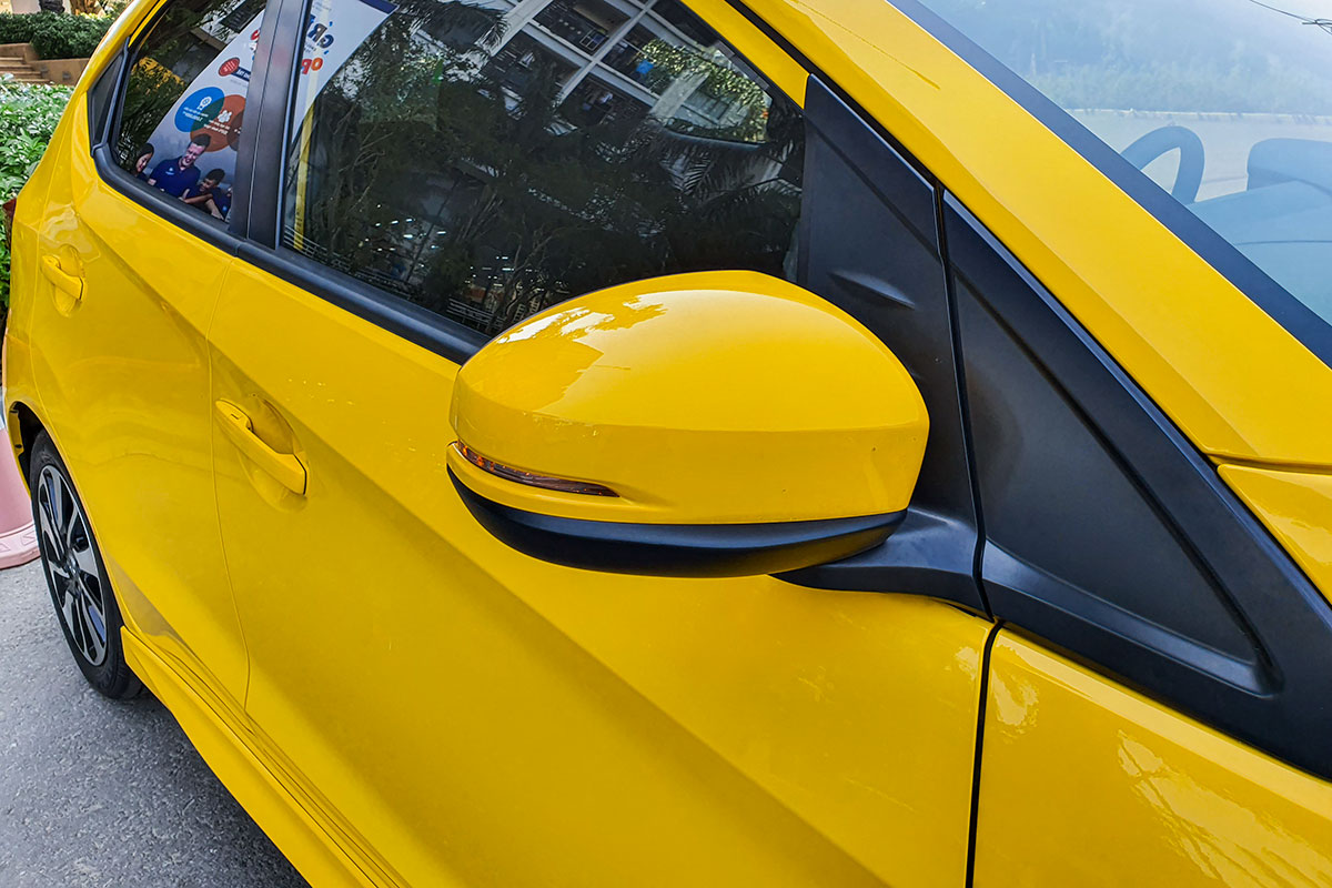 Đánh giá xe Honda Brio 2019: Gương chiếu hậu trên phiên bản RS sẽ được tích hợp xi nhan.