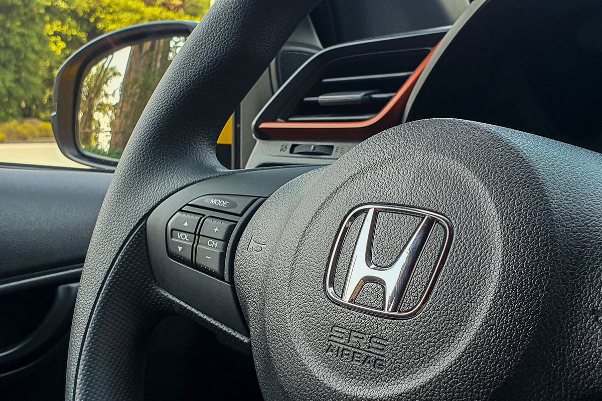 Đánh giá xe Honda Brio 2019: Nút điều chỉnh trên vô-lăng.