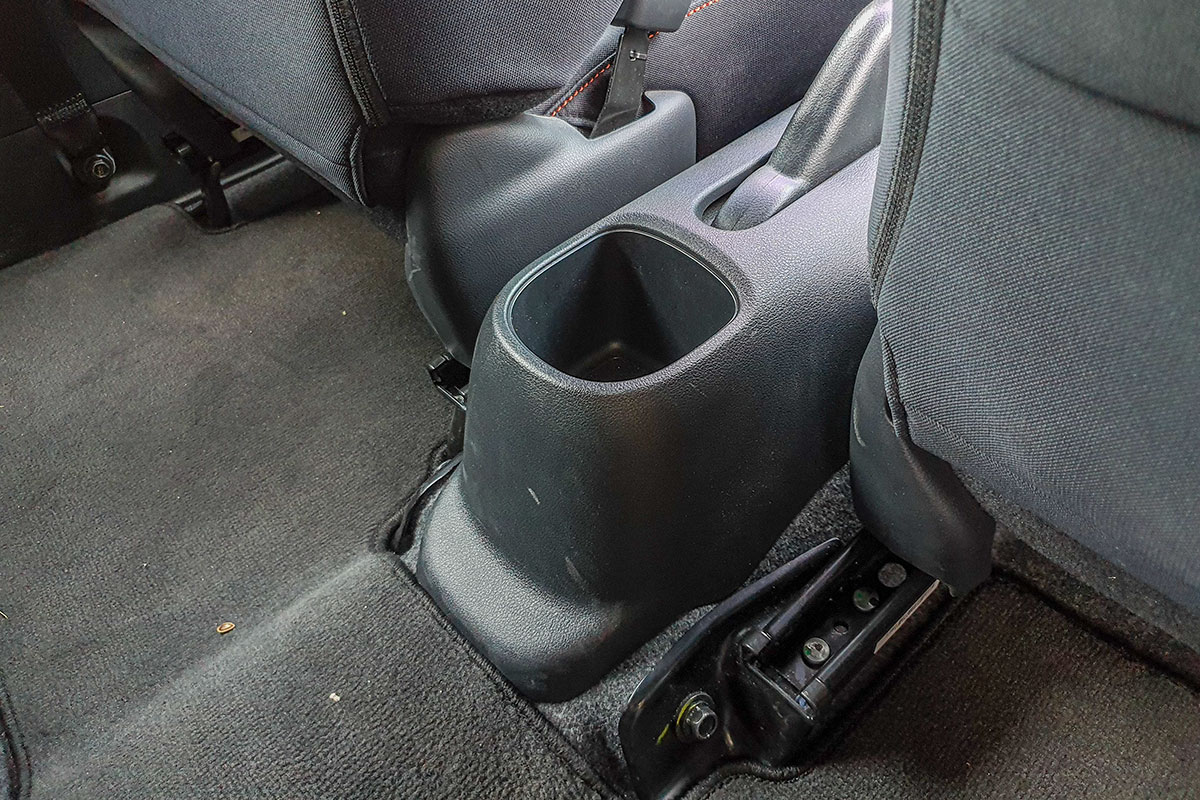 Đánh giá xe Honda Brio 2019: Hốc để đồ cho hàng ghế sau.