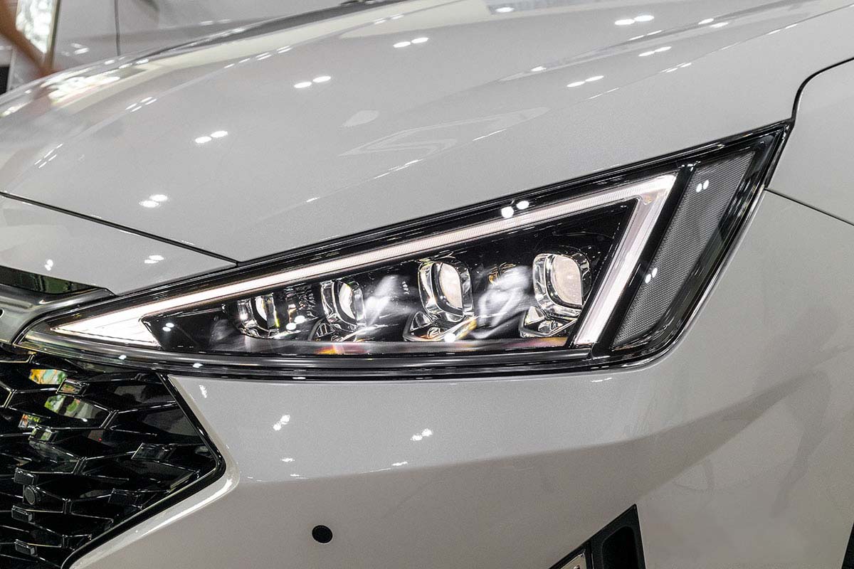 Đánh giá xe Hyundai Elantra 2019: Đèn pha.