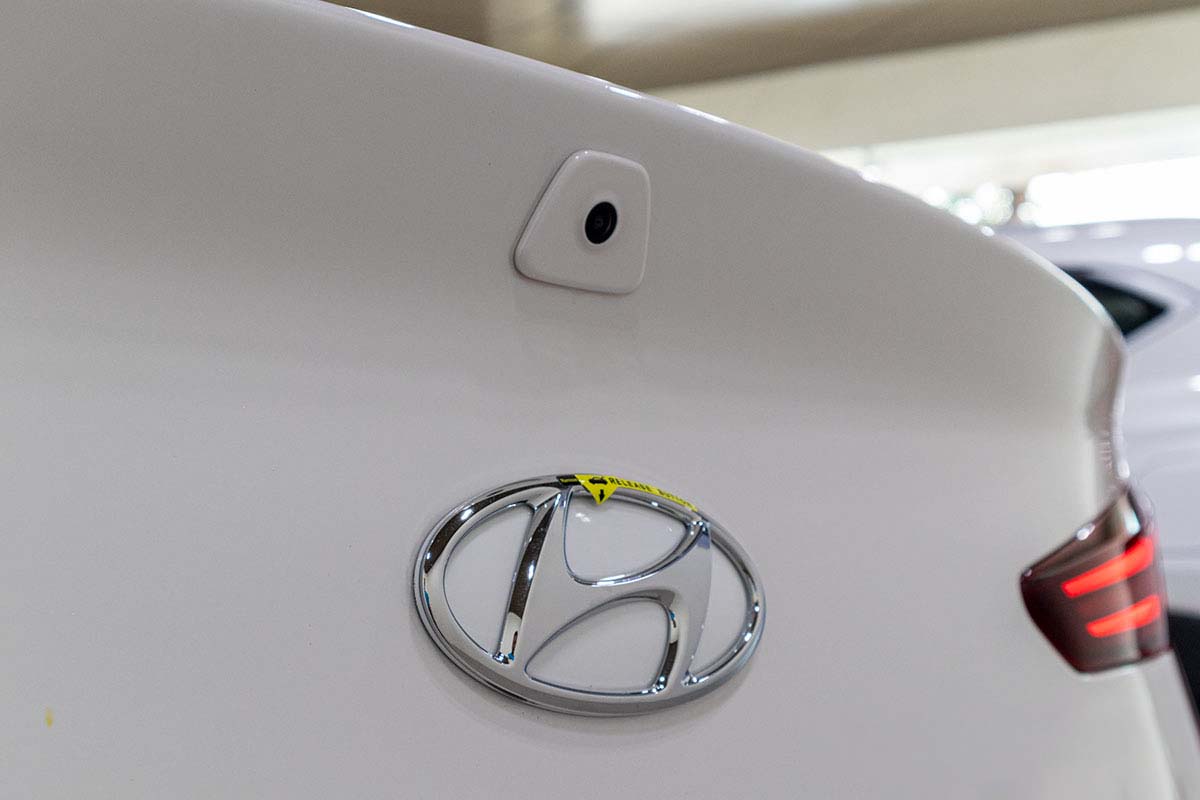 Đánh giá xe Hyundai Elantra 2019: Camera lùi gắn ở trên cao.