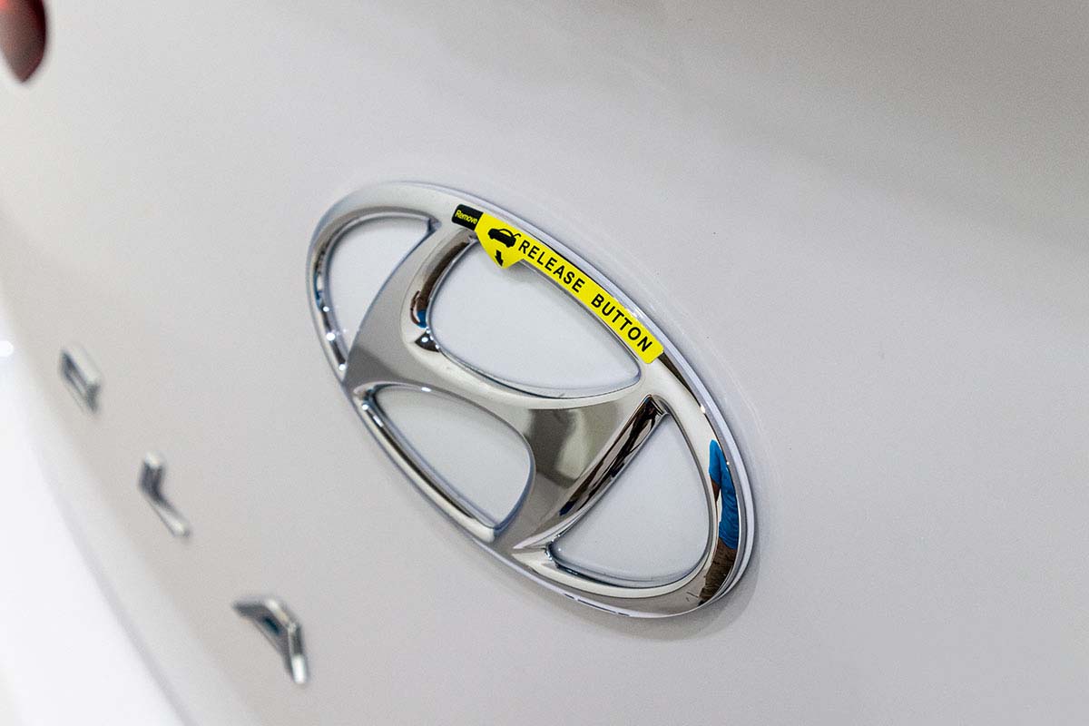 Đánh giá xe Hyundai Elantra 2019: Nút mở cốp ẩn phía bên trong logo Hyundai.