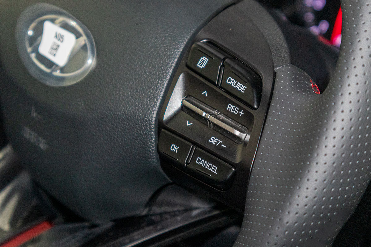 Đánh giá xe Hyundai Elantra 2019: Nút tích hợp vô lăng.
