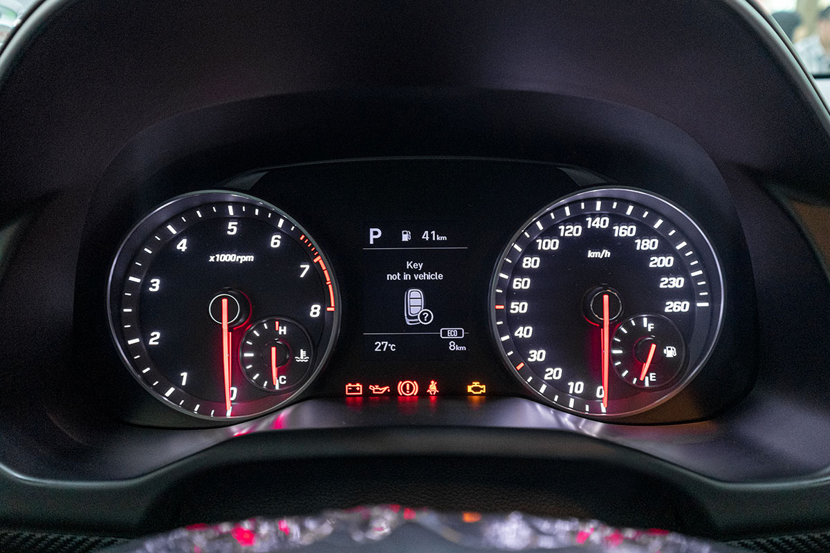 Đánh giá xe Hyundai Elantra 2019: Cụm đồng hồ.