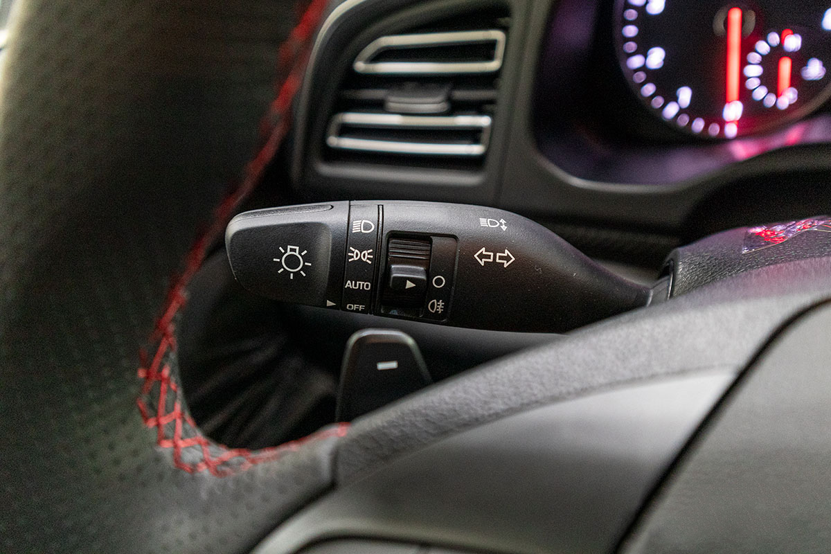 Đánh giá xe Hyundai Elantra 2019: Đèn pha tự động.