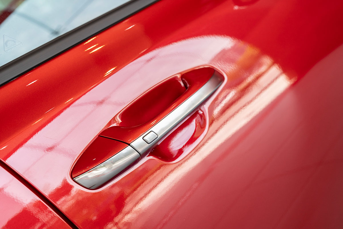 Đánh giá xe Kia Optima 2019: Tay nắm cửa tích hợp nút bấm mở khoá thông minh.