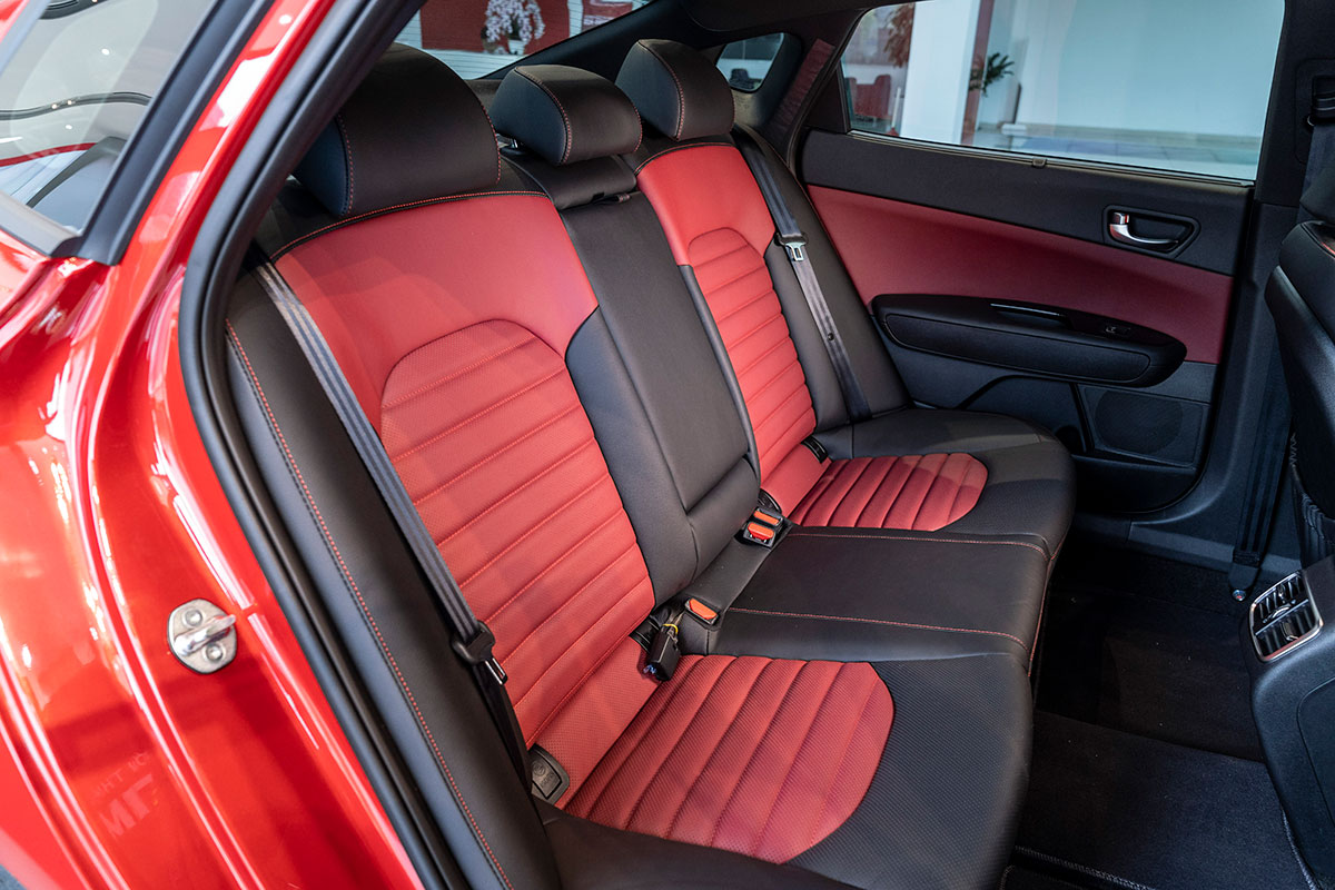 Đánh giá xe Kia Optima 2019: Ghế ngồi phía sau.