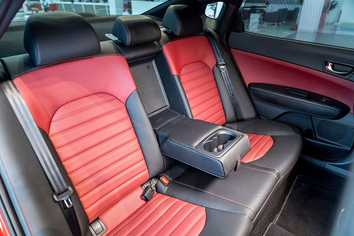 Đánh giá xe Kia Optima 2019: Ghế ngồi phía sau 1.