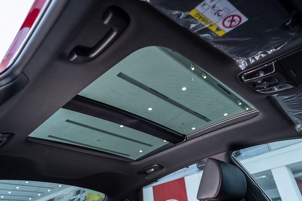 Đánh giá xe Kia Optima 2019: Cửa sổ trời toàn cảnh.