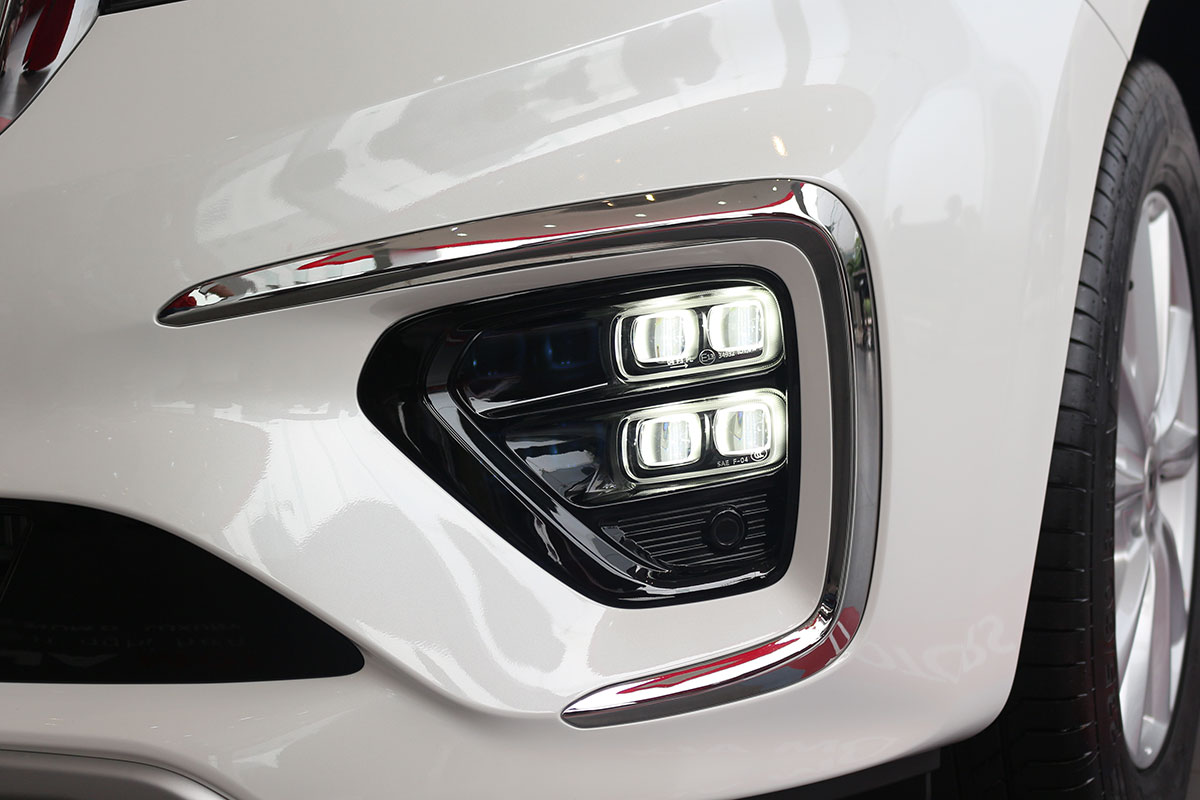 Đánh giá xe Kia Sedona Luxury D 2019: Cụm đèn sương mù với chùm 4 bóng LED.