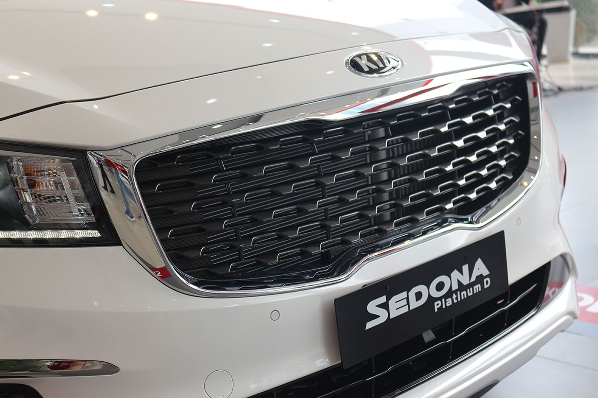 Đánh giá xe Kia Sedona Luxury D 2019: Thiết kế lưới tản nhiệt.