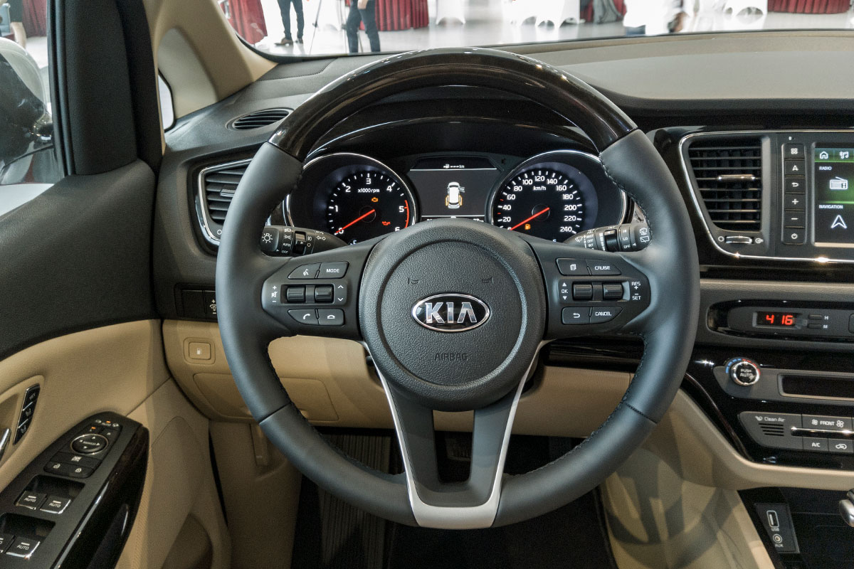 Đánh giá xe Kia Sedona Luxury D 2019: Vô-lăng 3 chấu được bổ sung thêm phần ốp gỗ.