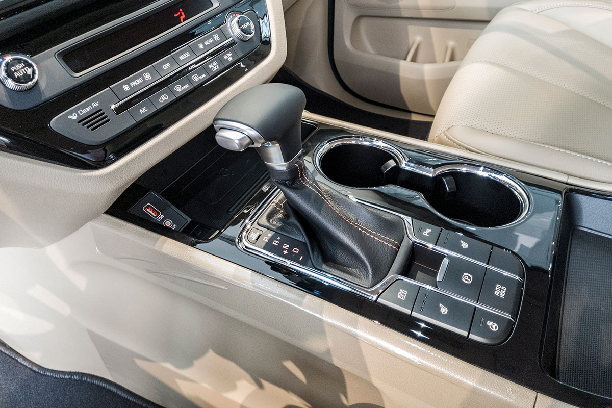 Kia Sedona Luxury D 2019: So với biến thể động cơ xăng, biến thể động cơ Diesel được kết hợp với hộp số tự động 8 cấp thay vì 6 cấp như trước.