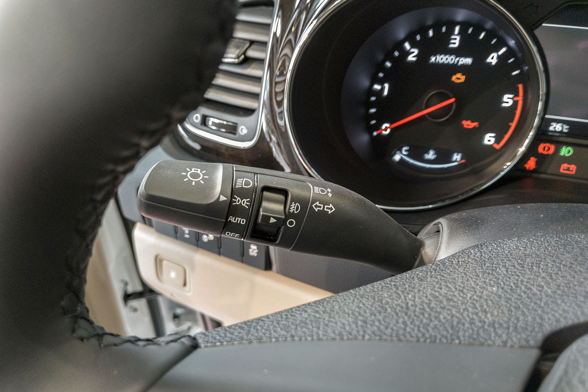 Đánh giá xe Kia Sedona Luxury D 2019: Đèn pha tự động.