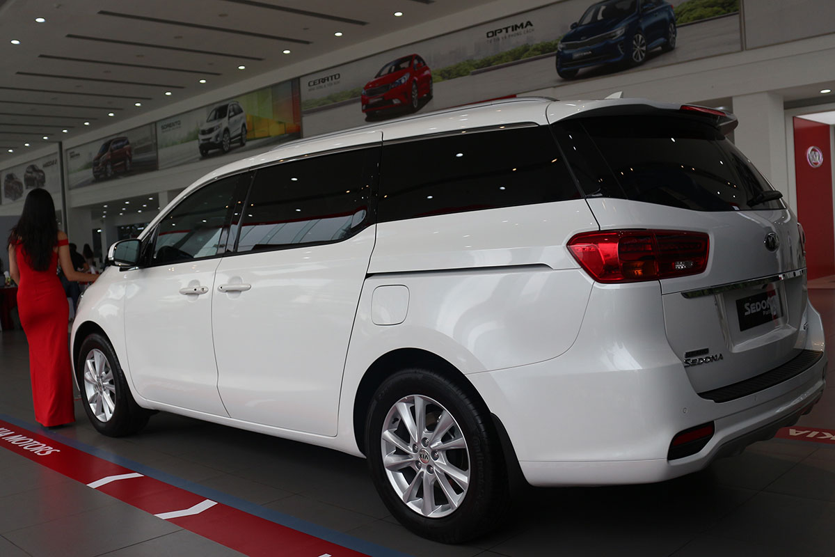 Đánh giá xe Kia Sedona Luxury D 2019: Đuôi xe được tinh chỉnh nhẹ ở cụm đèn hậu và cản sau.