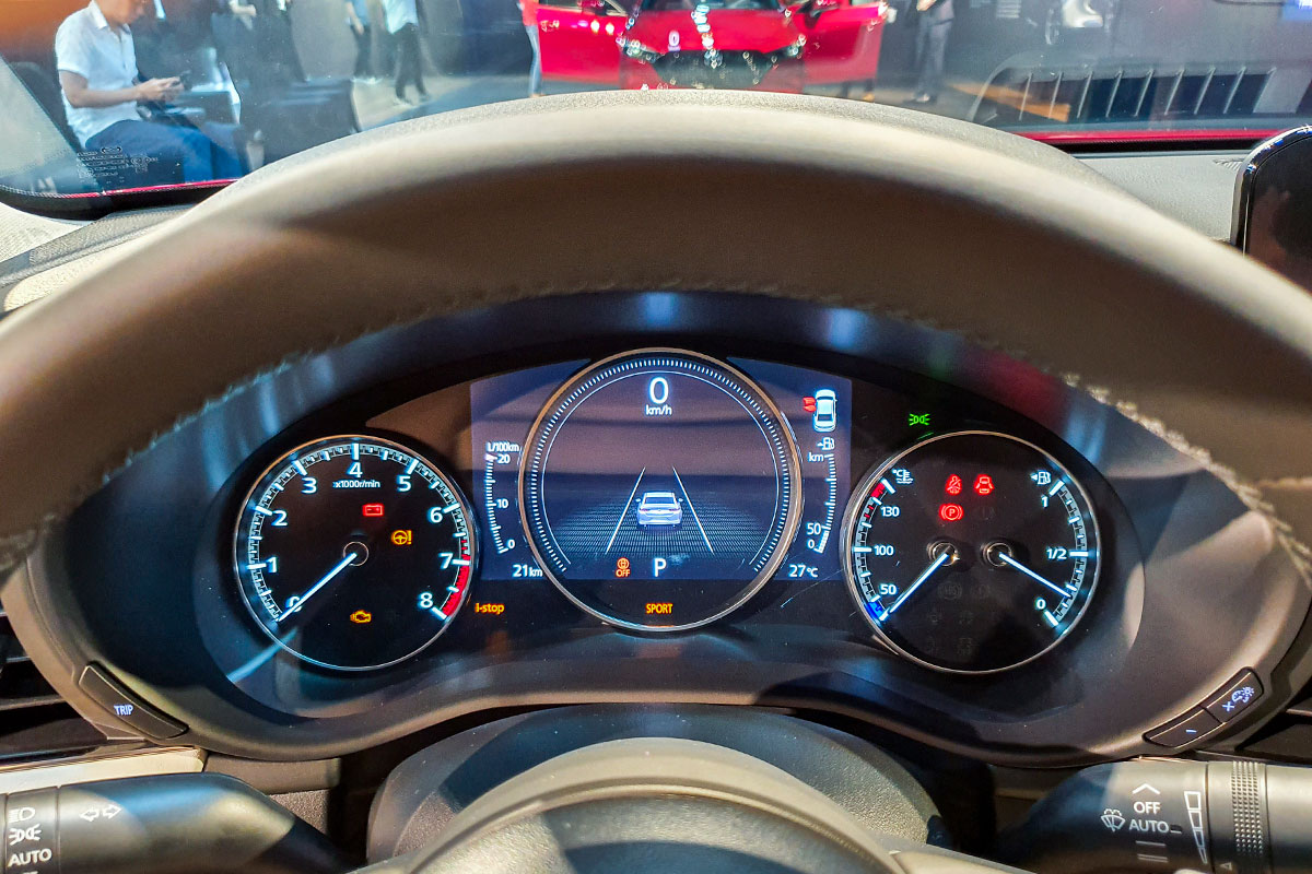 Đánh giá xe Mazda 3 2020 1.5L: Cụm đồng hồ sử dụng màn hình kỹ thuật số ở trung tâm giống nhu mẫu CX-8.