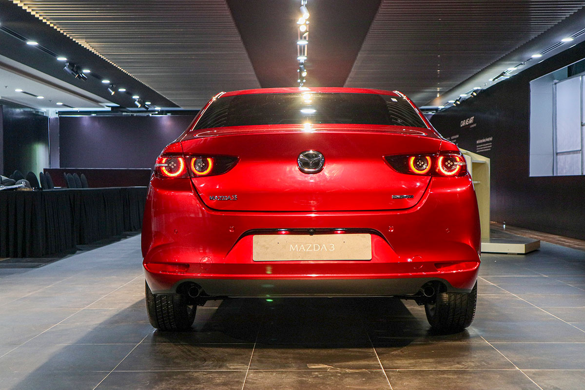 Đánh giá xe Mazda 3 2020 1.5L: Khu vực biển số đã được dịch chuyển xuống phía dưới.