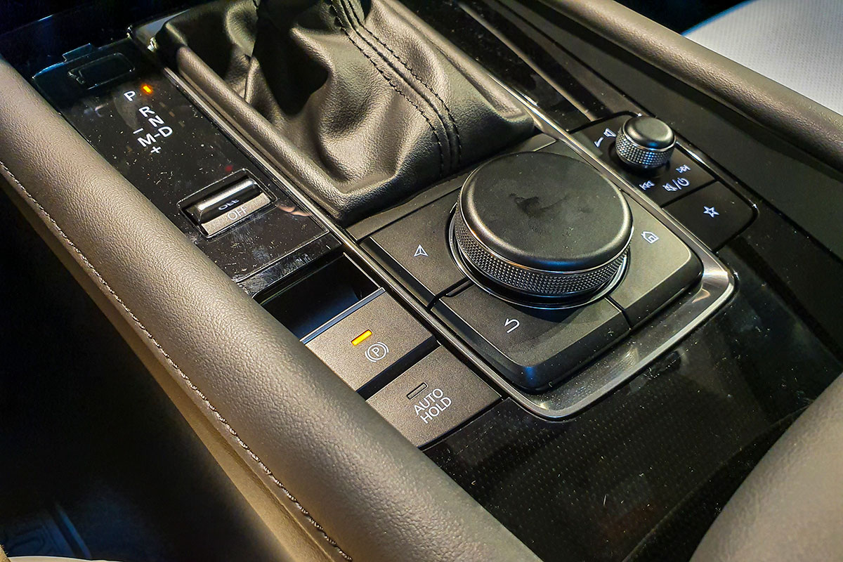 Đánh giá xe Mazda 3 2020 1.5L: Hệ thống phanh tay điện tử tích hợp giữ phanh tự động.