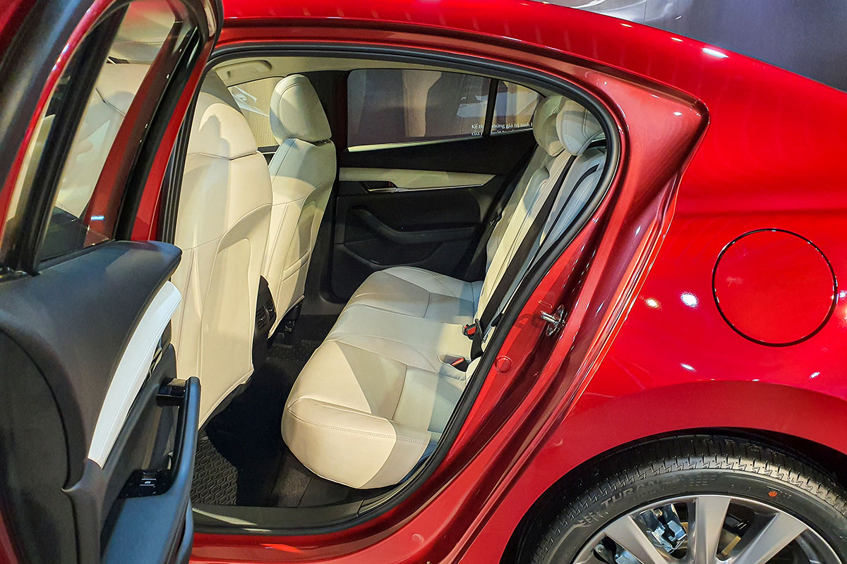 Đánh giá xe Mazda 3 2020 1.5L: Khoang hành khách phía sau không có nhiều cải tiến.