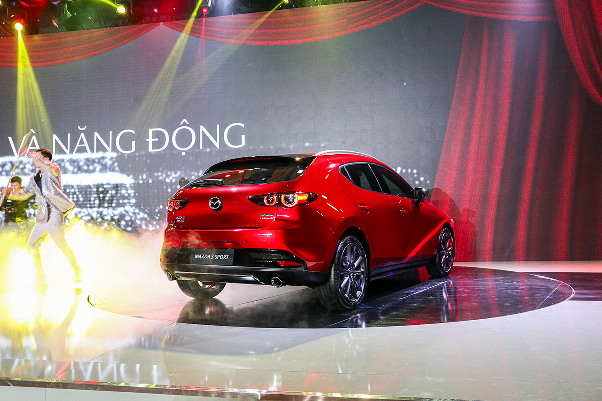 Đánh giá xe Mazda 3 Sport 2020 2.0L Premium: Thiết kế đuôi sau theo phóng cách Fastback thể thao.