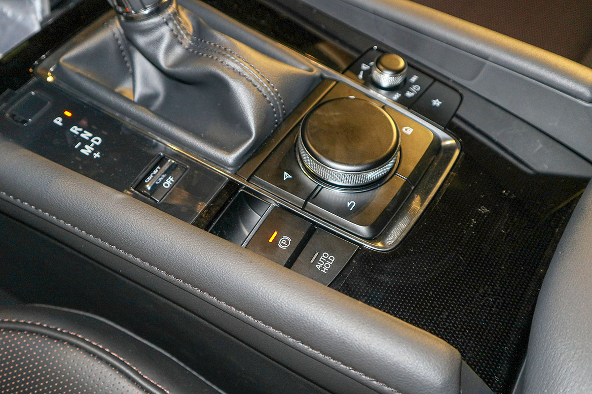 Đánh giá xe Mazda 3 Sport 2020 2.0L Premium: Phanh tay điện tử kết hợp giữ phanh tự động.