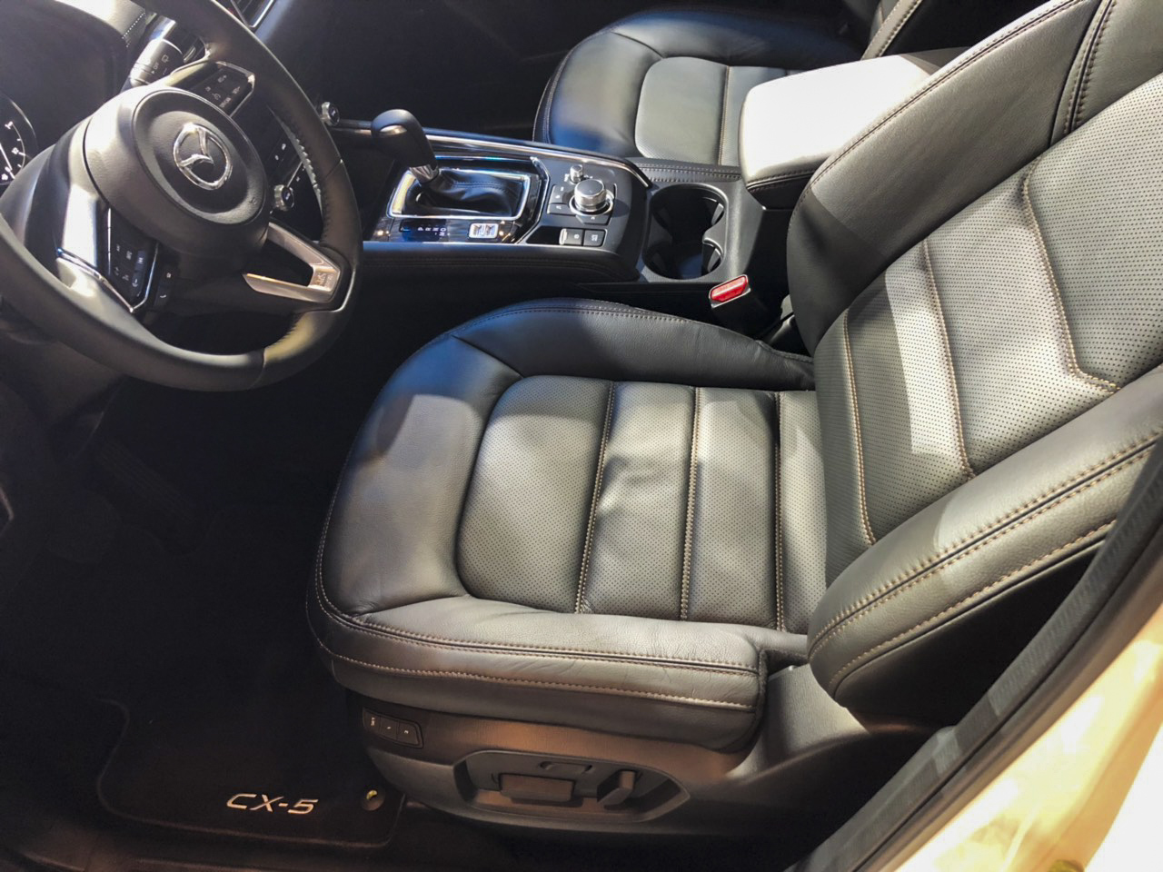 Đánh giá xe Mazda CX-5 2019: Ghế ngồi đều được bọc da với tính năng nhớ ghế và chỉnh điện cho người lái.