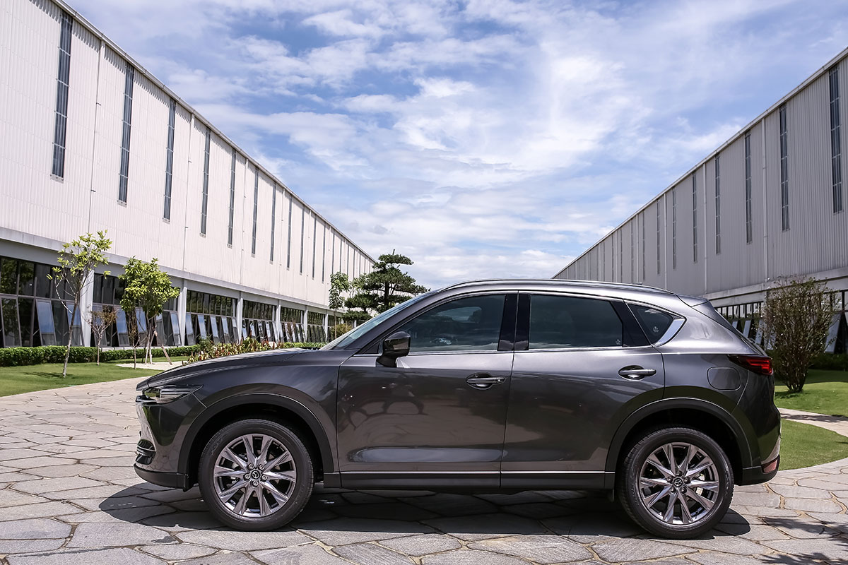 Đánh giá xe Mazda CX-5 2019: Điểm nhận ra dễ dàng ở thân xe là bộ la-zăng mới thừa hưởng từ CX-8.