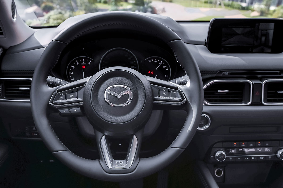 Đánh giá xe Mazda CX-5 2019: Vô-lăng thiết kế 3 chấu thể thao với nhiều nút bấm được tích hợp lên trên.