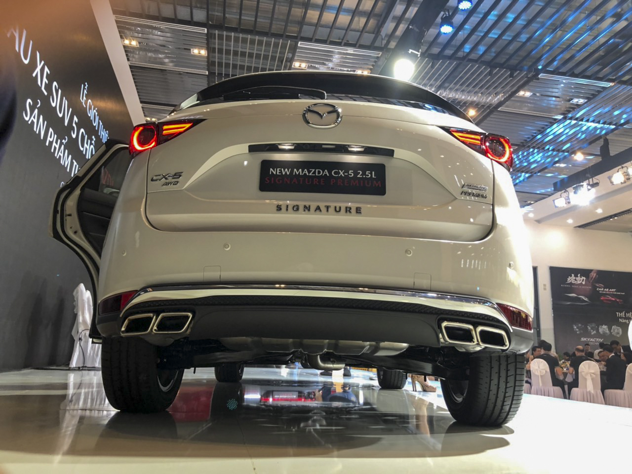 Đánh giá xe Mazda CX-5 2019: Các chi tiết crôm được lạm dụng khá nhiều.