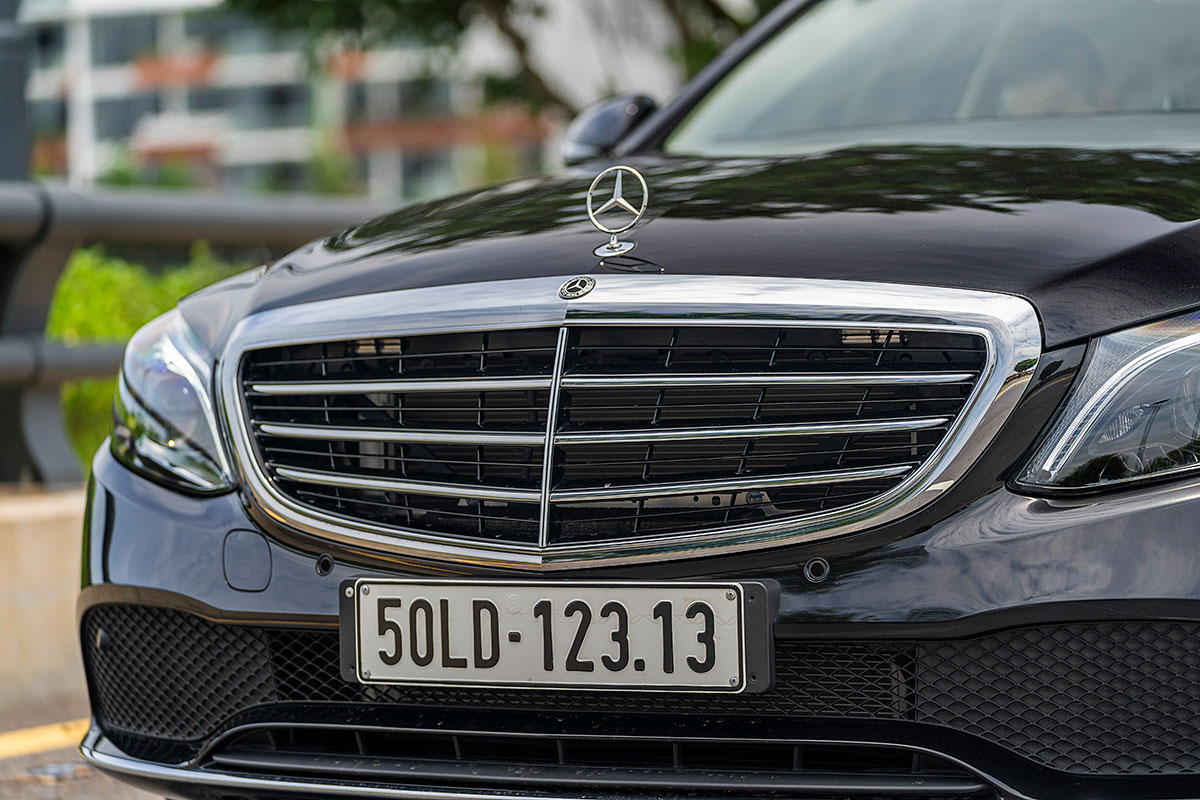 Đánh giá xe Mercedes-Benz C200 Exclusive 2019: Lưới tản nhiệt.