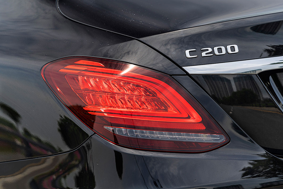 Đánh giá xe Mercedes-Benz C200 Exclusive 2019: Cụm đèn hậu hình chữ C mới.