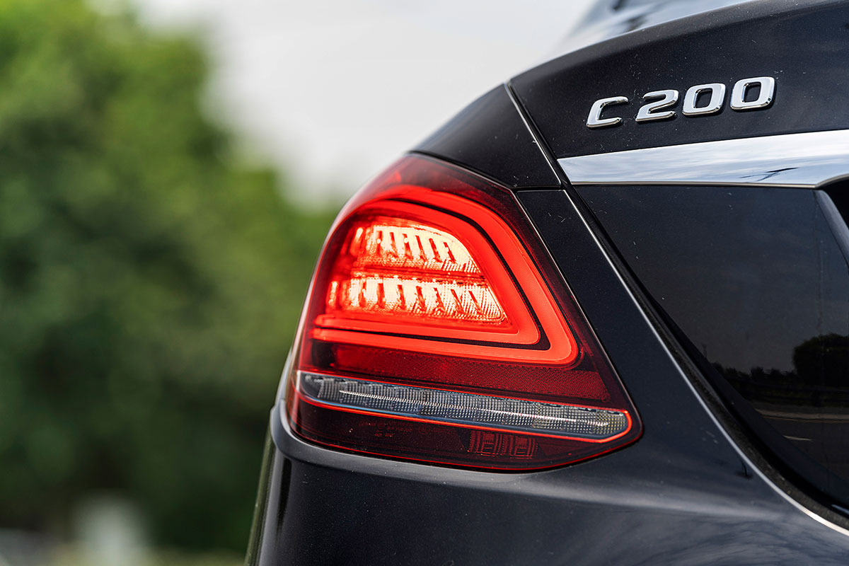 Đánh giá xe Mercedes-Benz C200 Exclusive 2019: Cụm đèn hậu hình chữ C mới 1.