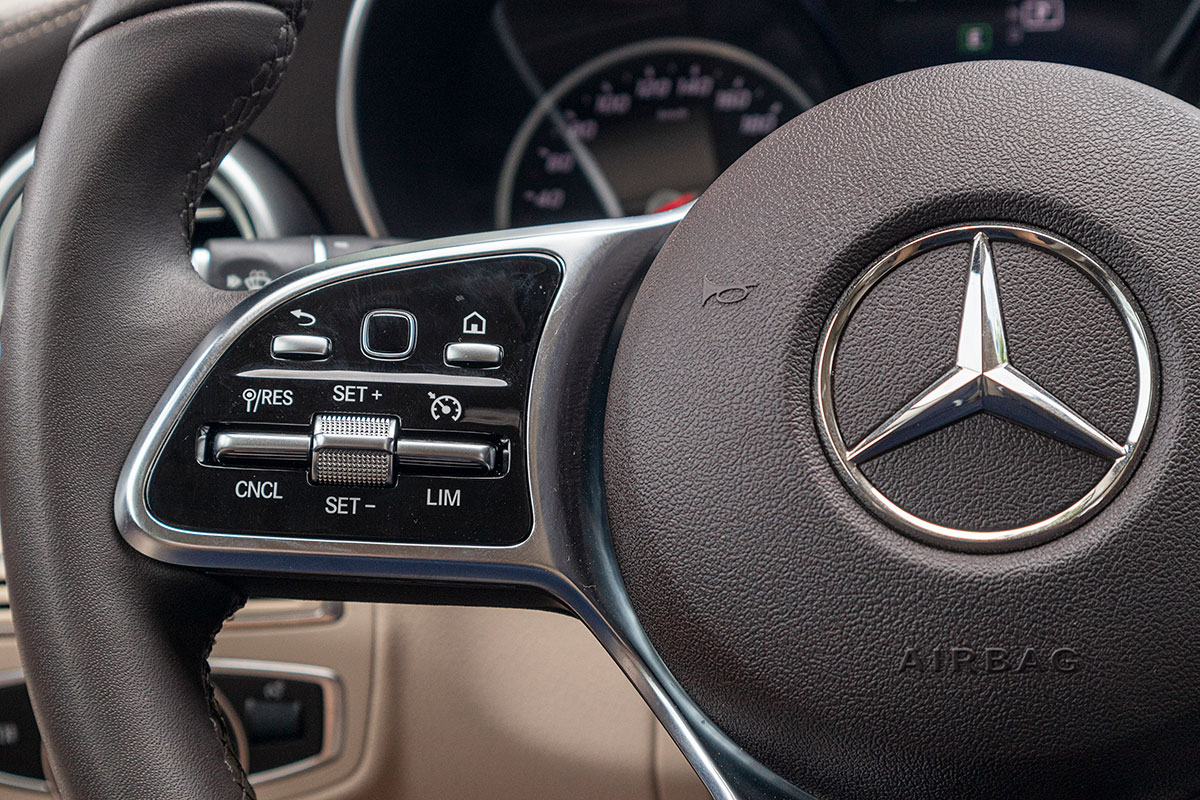 Đánh giá xe Mercedes-Benz C200 Exclusive 2019: nút cảm ứng trên vô-lăng.
